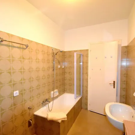 Spacious Lakeside In Piedmont, Italy 公寓 *